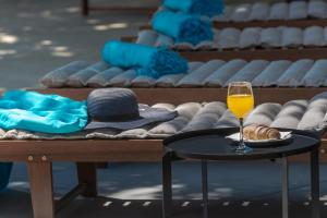 een tafel met een hoed en een glas wijn bij Villa Gold Residence 2 in Mlini