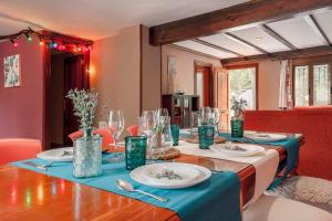 a dining room with a table with plates and glasses at Eco-hotel Aire de Monte in Náquera