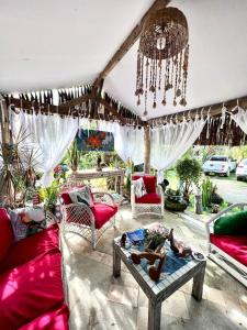a living room with red furniture and a chandelier at Recanto da Vera in Ilhabela