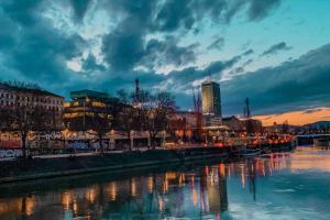 Widok na rzekę nieopodal tego apartamentu
