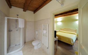 Koupelna v ubytování Agriturismo I Leprotti