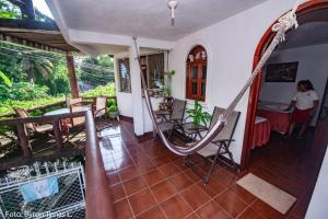een kamer met een veranda met stoelen en een tafel bij Hotel y Restaurante La Cabaña el Viajero in San Felipe