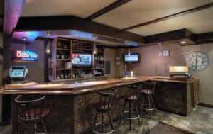 um bar com bancos de bar num quarto em Hearthstone Inn Sydney em Sydney