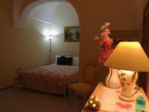 A bed or beds in a room at L 'Alcova Holidays Home CENTRO STORICO