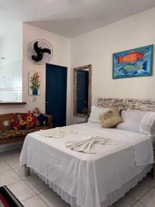 a bedroom with a large white bed in a room at Recanto da Vera in Ilhabela