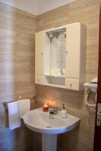 łazienka z umywalką i lustrem w obiekcie PUESTA DE SOL RENTALS 2AJ w mieście Playa de San Juan