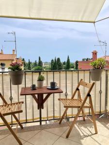 d'une terrasse avec une table et des chaises sur un balcon. dans l'établissement casaDAmare, à Pula