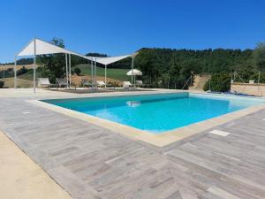 una piscina con acqua blu in un cortile di Agriturismo La Terrazza a Valfabbrica