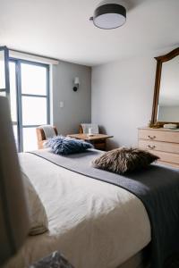 1 dormitorio con 2 camas y ventana en NeNe, en Dilbeek