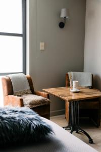 Habitación con mesa, silla y taza de café. en NeNe, en Dilbeek