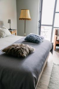 una camera con un letto con due cuscini sopra di NeNe a Dilbeek