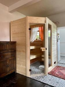 メンゲンにあるStadtvilla Jelena Mengenの木造の部屋(ベッドルームに面したドア付)