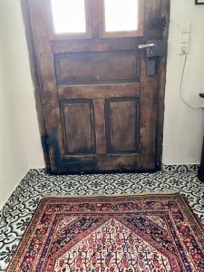 una puerta de madera con una alfombra delante en Stadtvilla Jelena Mengen, en Mengen