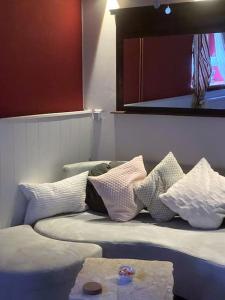 un sofá con almohadas en una habitación en Stadtvilla Jelena Mengen, en Mengen