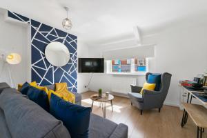 uma sala de estar com um sofá e duas cadeiras em Village Cwtch Whitchurch 2 Bedroom Apartment em Cardiff