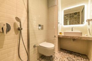 Kylpyhuone majoituspaikassa Leonis Hotel