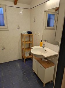 W łazience znajduje się umywalka i lustro. w obiekcie La cagouille w mieście Mauzé-sur-le-Mignon