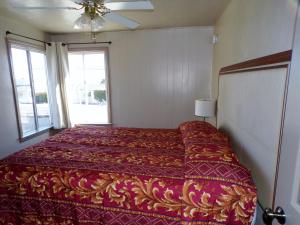 A bed or beds in a room at Cypress Tree Motel
