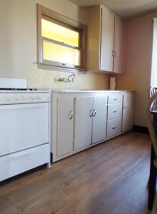 A kitchen or kitchenette at Cypress Tree Motel