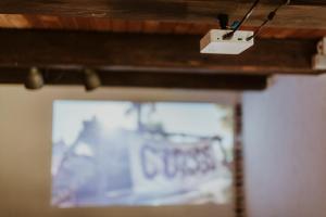 una cámara colgando del techo con un cartel en Marko's eco cabin en Bled