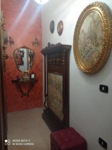 ポルト・チェザーレオにあるRiva del mareの暖炉付きの部屋の隣の壁に鏡