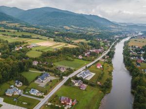 una vista aerea di una città vicino a un fiume di Dolina Dunajca a Tylmanowa