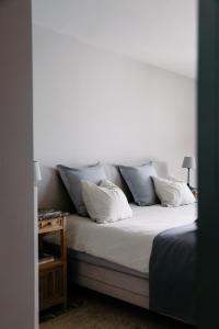 - un lit avec des oreillers blancs dans l'établissement NeNe, à Dilbeek