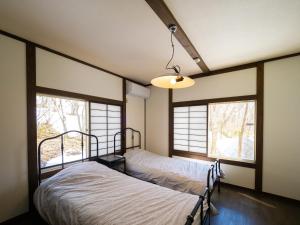 1 Schlafzimmer mit 2 Betten und 2 Fenstern in der Unterkunft Baberu - Vacation STAY 13021 in Nasushiobara