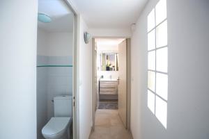 Kúpeľňa v ubytovaní Superbe appartement à 2 pas des Halles, Climatisé, terrasse, garage + 22 fotografií