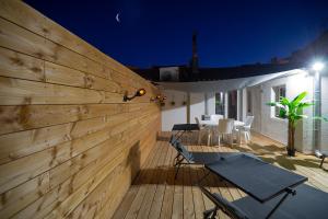 Patio alebo iná vonkajšia časť ubytovania Superbe appartement à 2 pas des Halles, Climatisé, terrasse, garage