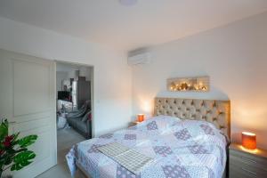 Tempat tidur dalam kamar di Superbe appartement à 2 pas des Halles, Climatisé, terrasse, garage