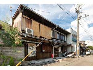 un bâtiment situé sur le côté d'une rue dans l'établissement Katsura Club - Vacation STAY 13032, à Kyoto