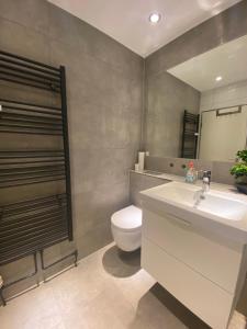 Koupelna v ubytování 3 Zimmer Apartment Duisburg Homberg 7 Etage