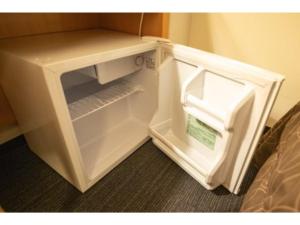 - un petit réfrigérateur blanc avec une porte ouverte dans l'établissement AZ INN HANDA INTER - Vacation STAY 69359v, à Handa