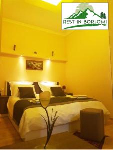 Postel nebo postele na pokoji v ubytování Day in Borjomi