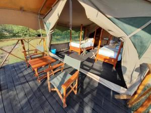 una vista sul soffitto di una tenda con letti e sedie di Tayari Luxury Tented Camp - Mara a Sekenani
