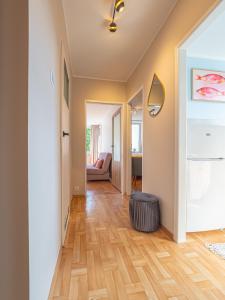 a hallway with wood flooring in a house at Apartament nad Małym Jeziorakiem in Iława