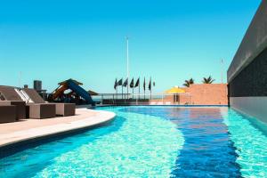 uma piscina num resort com escorrega aquático em Riale Brisa Barra no Rio de Janeiro