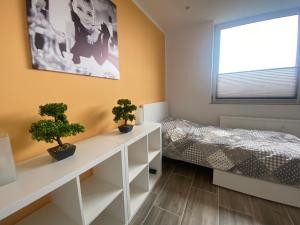 Postel nebo postele na pokoji v ubytování 3 Zimmer Apartment Duisburg Homberg 7 Etage