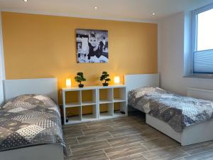 Postel nebo postele na pokoji v ubytování 3 Zimmer Apartment Duisburg Homberg 7 Etage