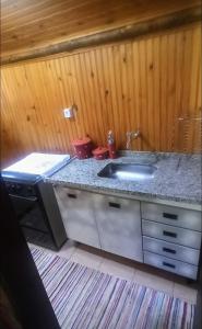 Dapur atau dapur kecil di Chalé do Coiote em Maromba