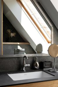 eine Küche mit Spüle und Fenster in der Unterkunft Anahata Siedlisko&Spa in Sejny