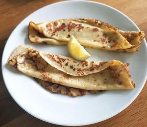 three tortillas on a plate with a slice of lemon at Ard na Greine Bed & Breakfast Ballylickey in Ballylickey