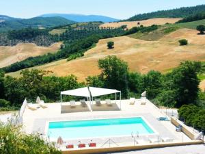 una vista sulla piscina su una collina di Agriturismo La Terrazza a Valfabbrica