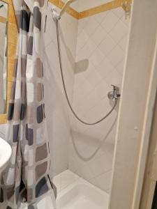 uma casa de banho com chuveiro e cortina de chuveiro em D&N Hospedagem em Lisboa