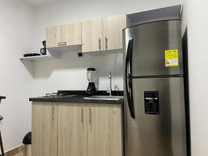 Una cocina o zona de cocina en Aparta Suites 404 Granada Cali