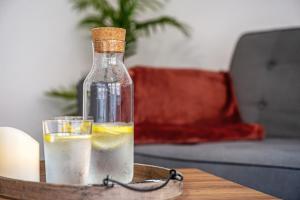 uma garrafa de água e um copo sobre uma mesa em CityOase im Zentrum mit 24-7 Self Check-In, WLAN & Smart TV em Kiel