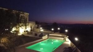 basen przed budynkiem w nocy w obiekcie Casale Ciricó tra Catania e Siracusa w mieście Carlentini
