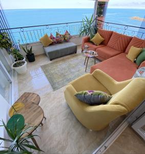 un soggiorno con divano e vista sull'oceano di My White House a Trabzon