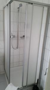 eine Dusche mit Glastür im Bad in der Unterkunft Hotel Mare & Monti in Bassersdorf